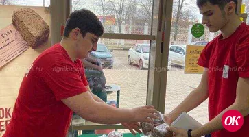 Волонтёры Кавказского района в Кропоткине  раздают блокадный хлеб
