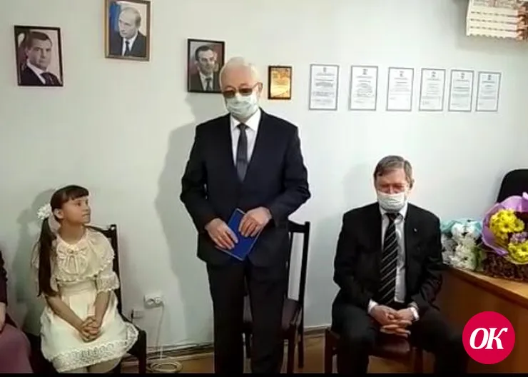 В преддверие праздника 8 Марта депутат Государственной Думы Алексей Езубов поздравил приемных мам Кавказского района.