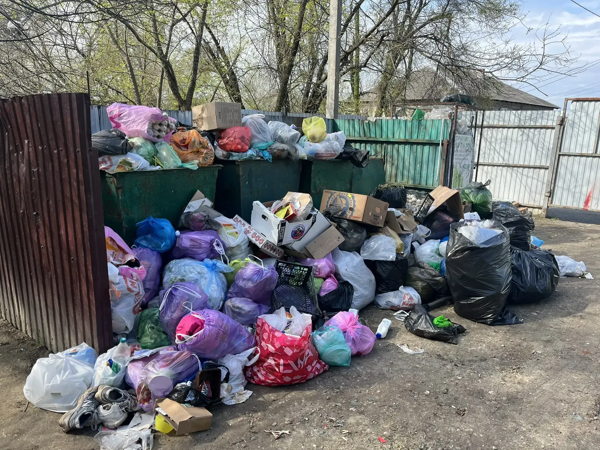 Улица Черноморская,98. Завалы мусора.