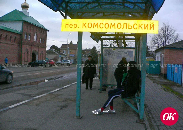 На автобусных павильонах в станице Кавказской укреплены трафареты с новыми названиями остановок общественного транспорта