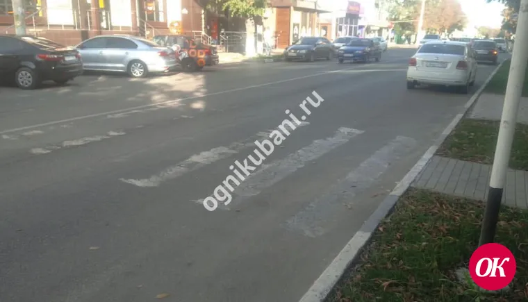 След от старой дорожной «зебры» на улице Красной,92 вводит в заблуждение пешеходов
