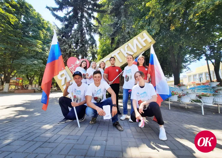 В честь Дня российского флага, который мы отмечаем 22 августа, волонтеры Кавказского района раздали три тысячи ленточек с триколором