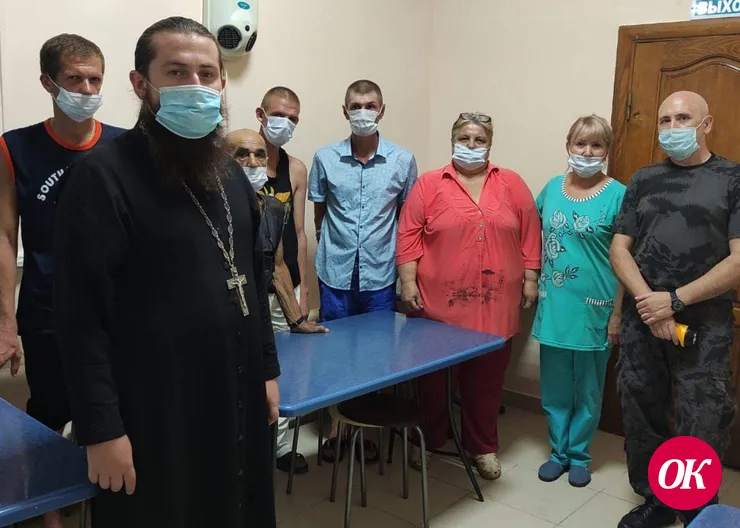 Священник пришел в дом ночного пребывания