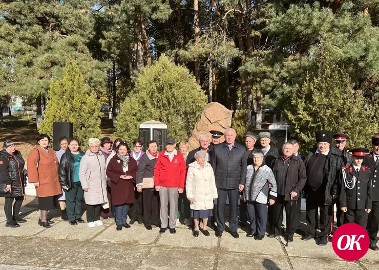 В Кропоткине возложили цветы к памятнику жертвам политических репрессий