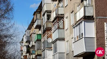В Кропоткине с крыши многоквартирного дома обрушилась часть бетонного карниза