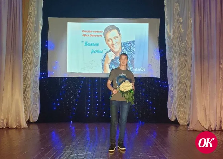 На сельских сценах поют «Белые розы»