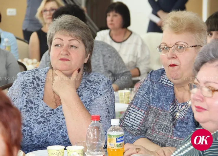 Руководителей ТОС поздравили с Днем 8 Марта