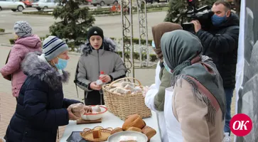 В Кавказском районе раздали около 18 тысяч кусочков «блокадного» хлеба