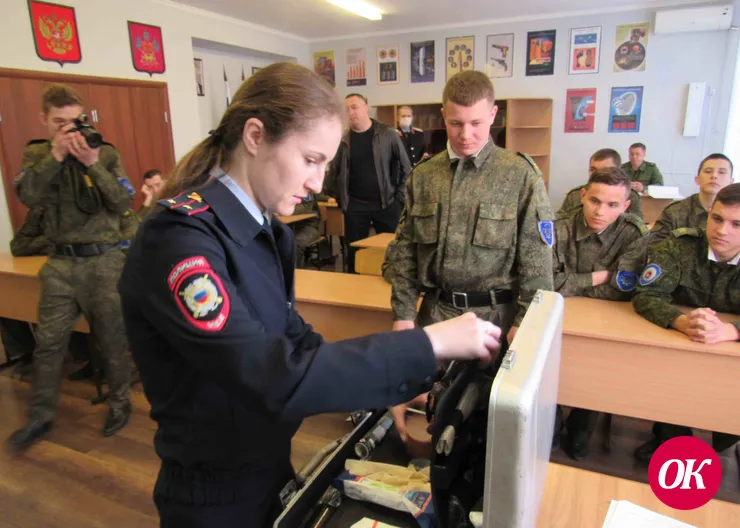 В Кавказском районе полицейские и общественники провели профориентационный урок для кадетов