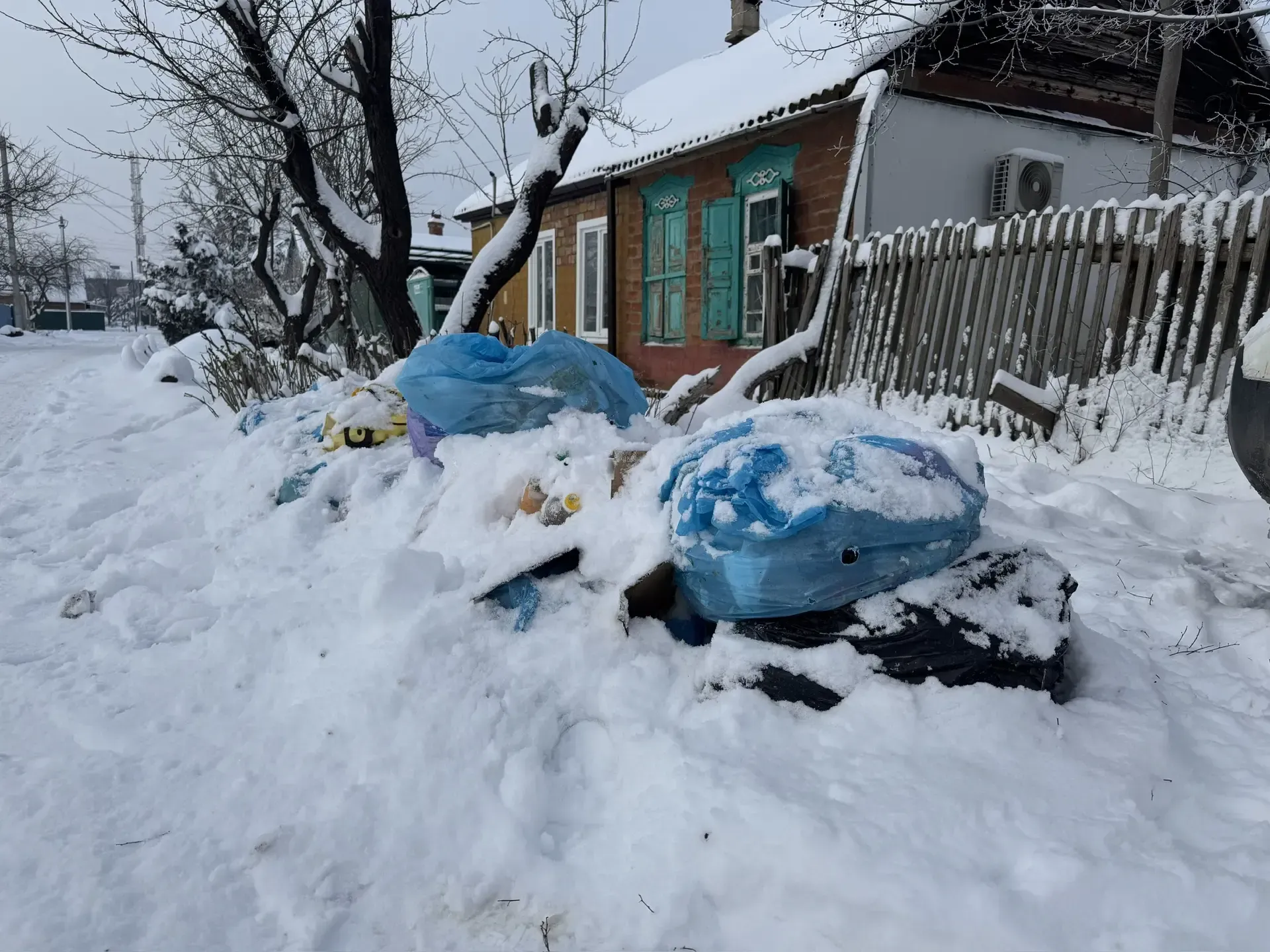 Контейнерные площадки по улице Краснодарской города Кропоткина после пяти дней праздников, не отставал и частный сектор, мешки врастали в снег, собаки и кошки растаскивали содержимое по округе.