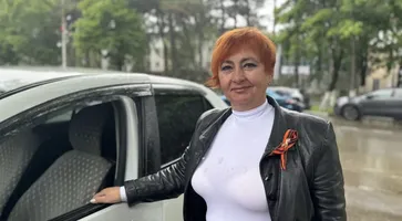 Женщина-инструктор делится опытом с начинающими и возрастными автомобилистами