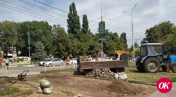 В Кропоткине на проспекте Ворошилова меняют тротуарную плитку
