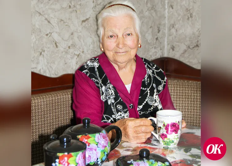 85-летняя жительница станицы Дмитриевской Вера Никифоровна Солод по утрам слушает пение птиц и нянчит праправнуков