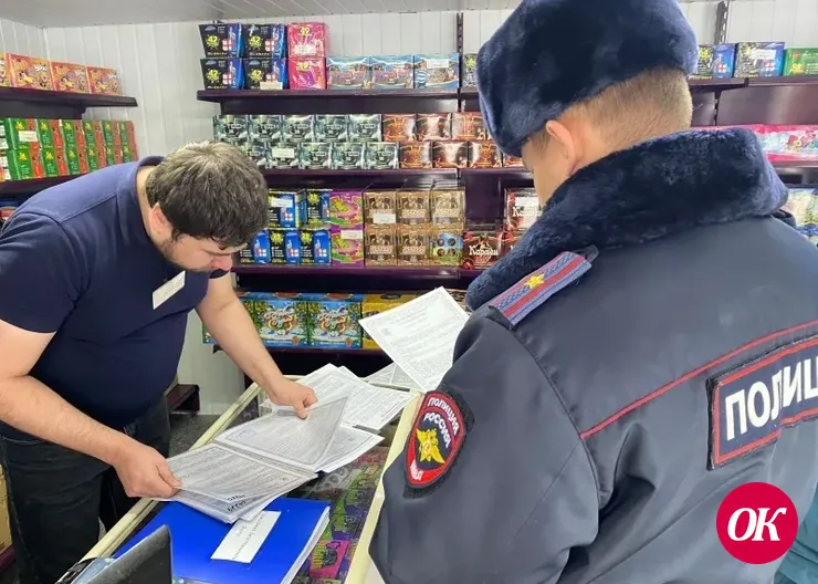 Полицейские выявляют факты незаконной вырубки елей и реализации пиротехнических изделий
