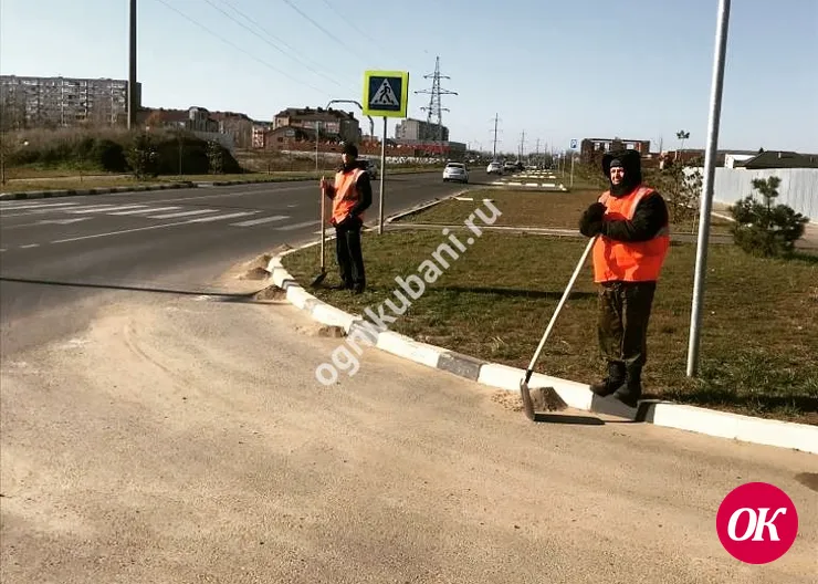 Жилищно-коммунальные службы благоустраивают микрорайон №1 города Кропоткина