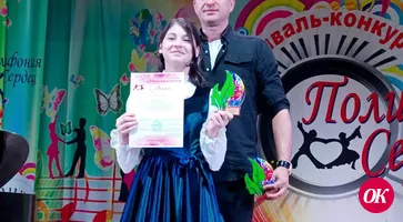 Поет на всю округу