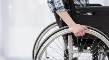 krupnym-planom-invalid-v-invalidnoi-kolaske