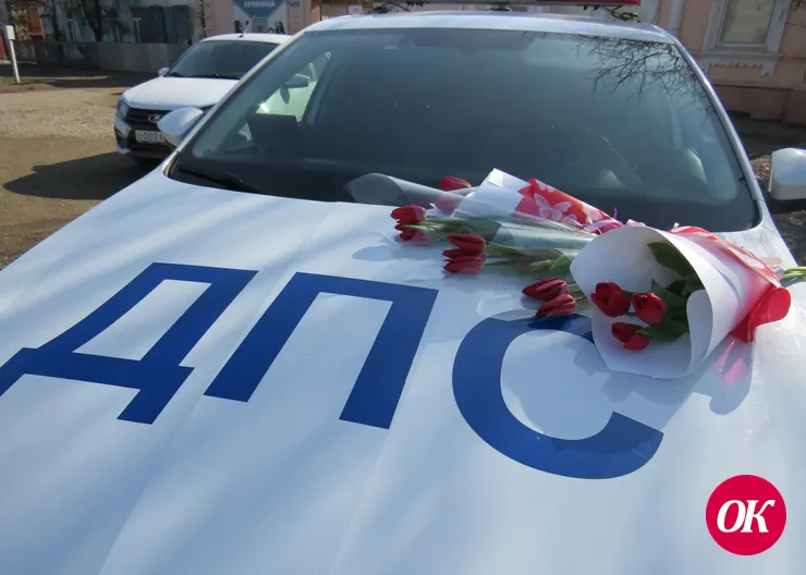 В Кавказском районе полицейские и общественники присоединились к ежегодной акции МВД «Цветы для автоледи»