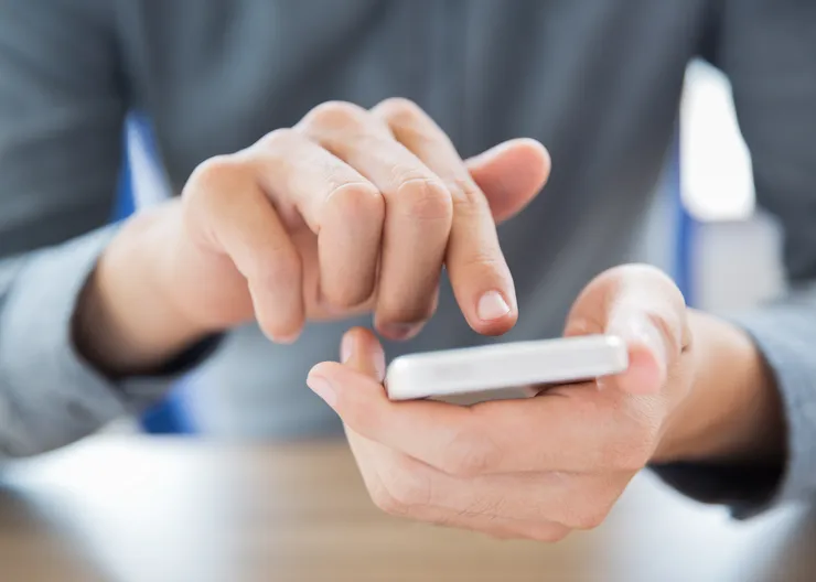https://ognikubani.ru/wp-content/uploads/2023/03/close-up-of-male-hands-touching-smartphone-screen