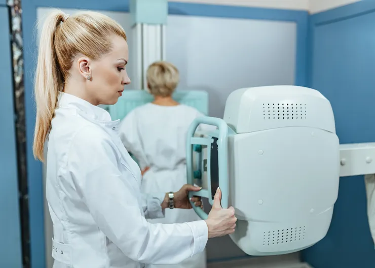 https://ognikubani.ru/wp-content/uploads/2023/03/female-doctor-taking-xray-of-a-patient-in-examination-room-at-the-hospital