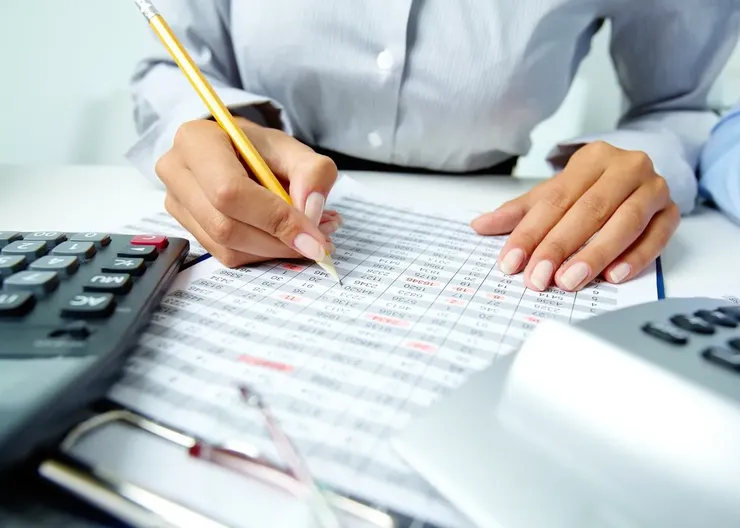 close-up-busy-businesswoman_1098-1687