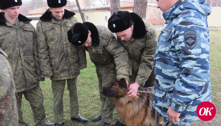Правоохранители провели профориентационное занятие в Кропоткинском казачьем кадетском корпусе