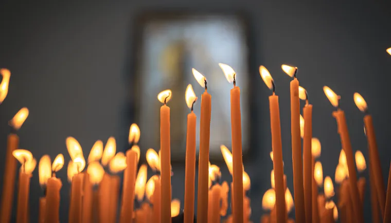 https://ognikubani.ru/wp-content/uploads/2023/03/closeup-candles-in-the-temple-on-a-blurred-background