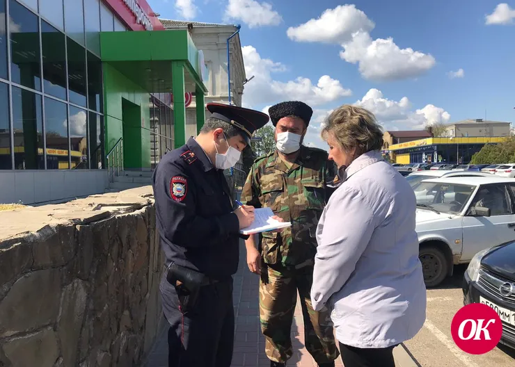 Казаки Кавказского хуторского казачьего общества патрулируют улицы в своей станице