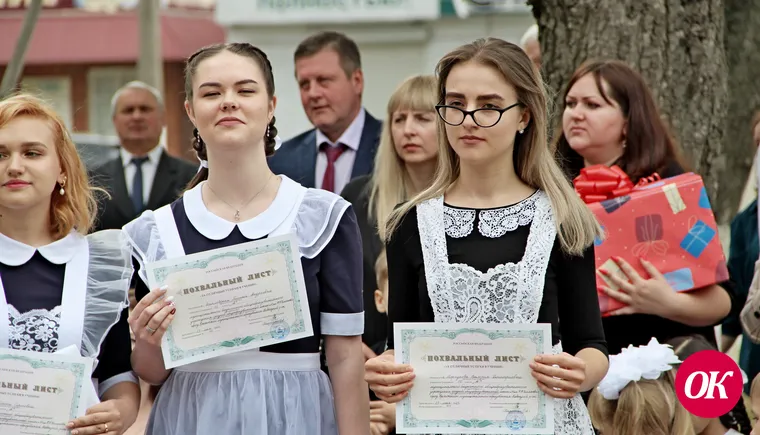 В Кавказском районе последние звонки прозвучали для сотен выпускников