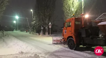 В Кропоткине на расчистке заснеженных дорог работают несколько единиц спецтехники