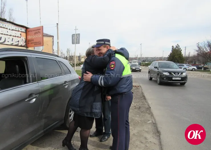 Сотрудники Госавтоинспекции и ветераны ДПС поздравили автоледи с наступающим женским праздником 8 Марта