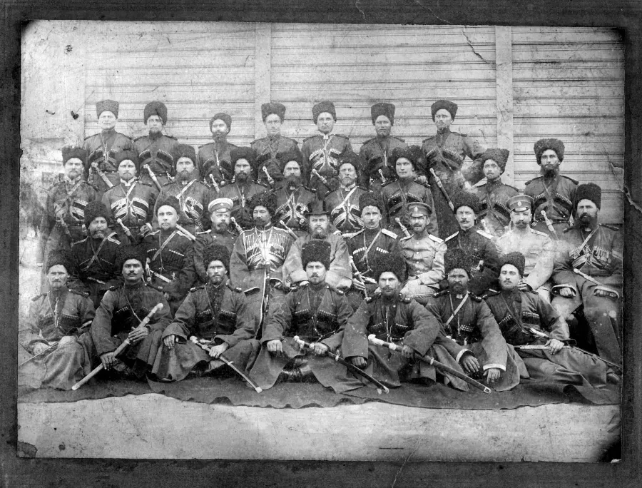 Собственный Его Императорского Величества Николая II Конвой. Третий слева в первом ряду — Георгий Алексеевич Попов, первый справа во втором ряду — его брат, Никон Алексеевич.