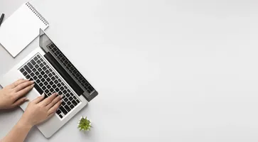 celovek-vid-sverhu-pisusii-na-noutbuke-s-kopiei-prostranstva