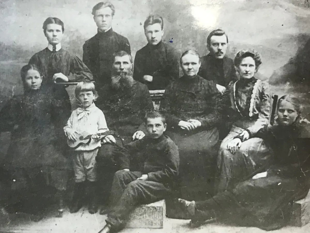 Редкая архивная фотография семьи Яна Полуяна, полюбившего впоследствии переименовывать города и станицы. Наш герой — мальчик с гитарой.