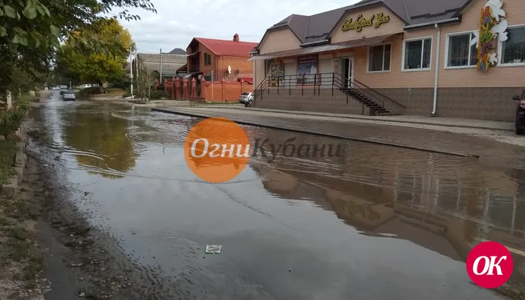 Огромная лужа на улице 8 Марта города Кропоткина затрудняет проезд автомобилей