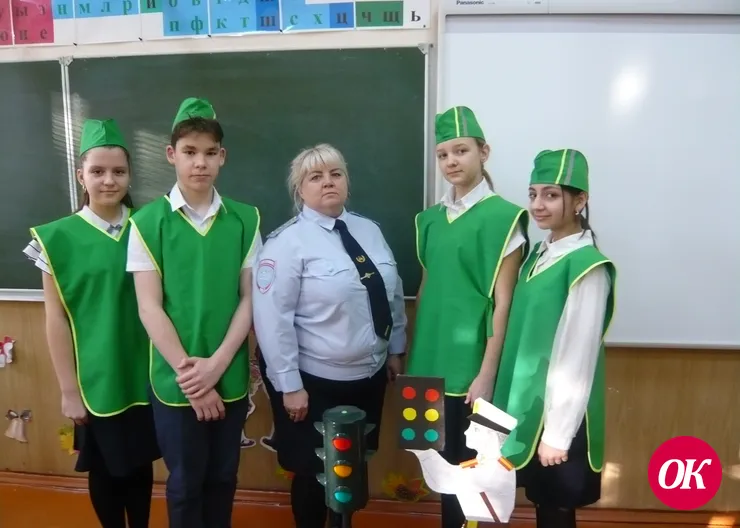 Дорожные инспекторы провели для младших школьников урок по изучению дорожных знаков
