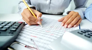 close-up-busy-businesswoman_1098-1687