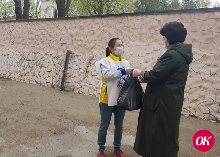 Волонтеры доставили медикам Кропоткинской больницы 50 продуктовых наборов
