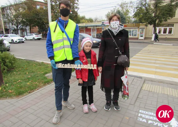 Сотрудники Госавтоинспекции и волонтеры надписями на асфальте призвали пешеходов соблюдать правила