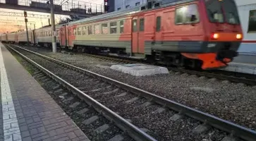 Десятилетние хулиганы забросали камнями электропоезд