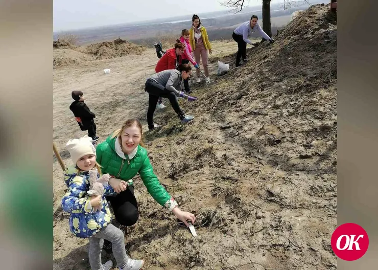 Педагоги и воспитанники детского сада №33 станицы Кавказской, их родители очистили от мусора и сухостоя территорию смотровой башни