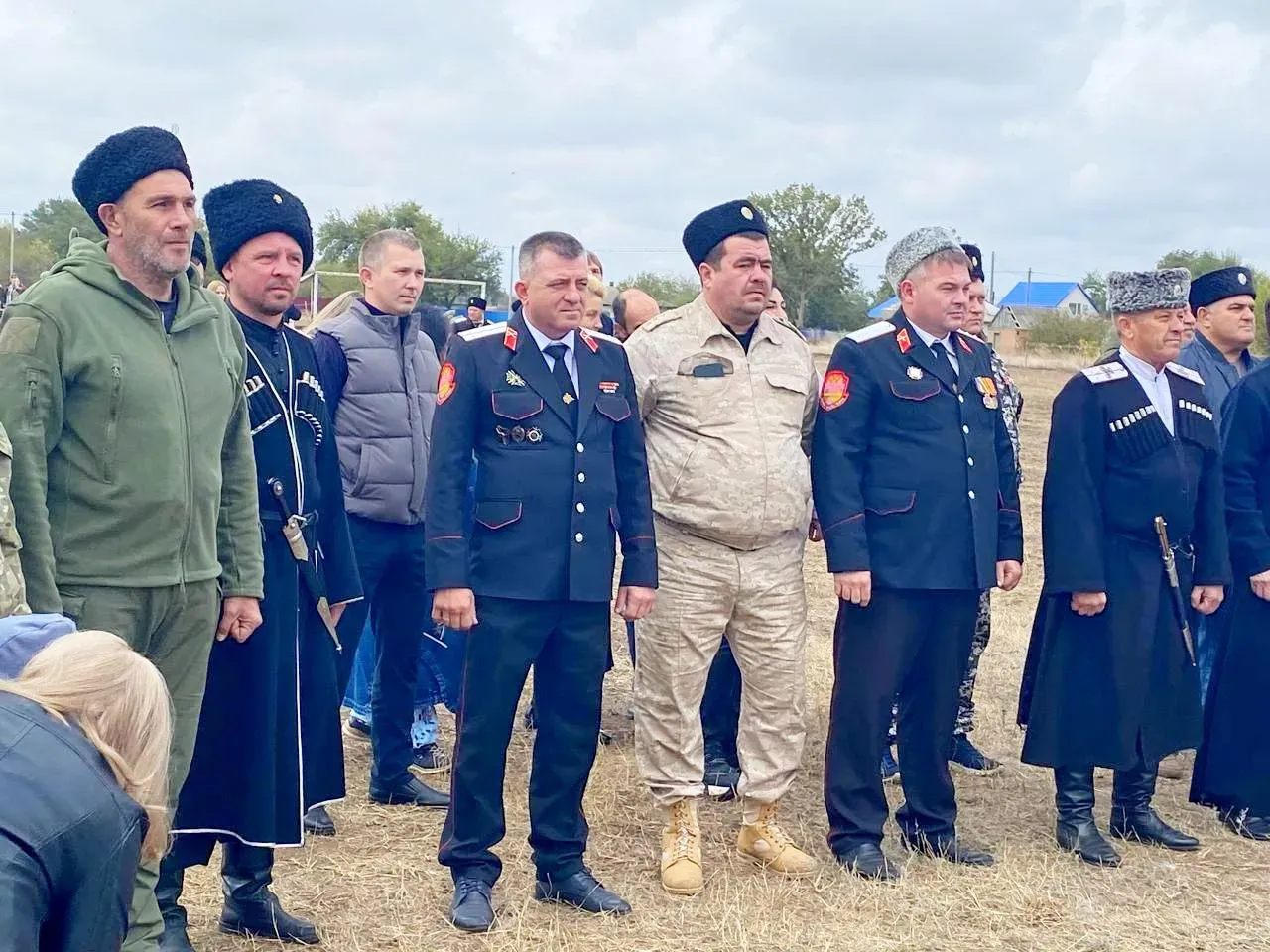Заместитель главы Кавказского района Олег Ляхов и господа атаманы.