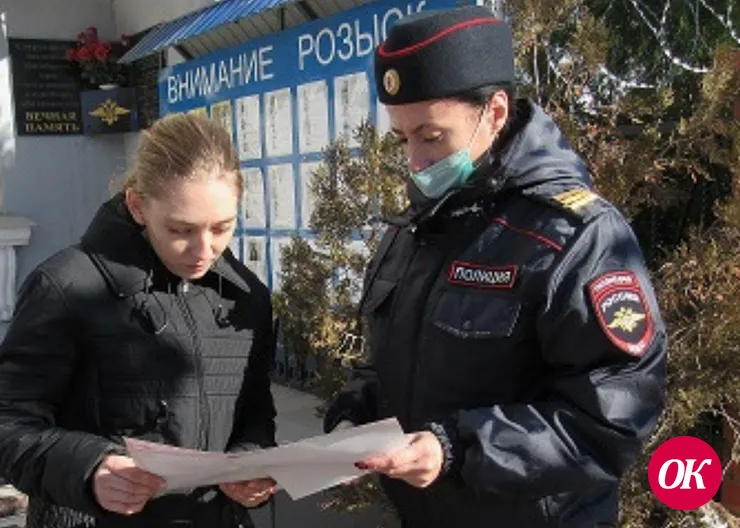 Полицейские вручают гражданам профилактические памятки с алгоритмом действий при обнаружении поддельных денежных купюр
