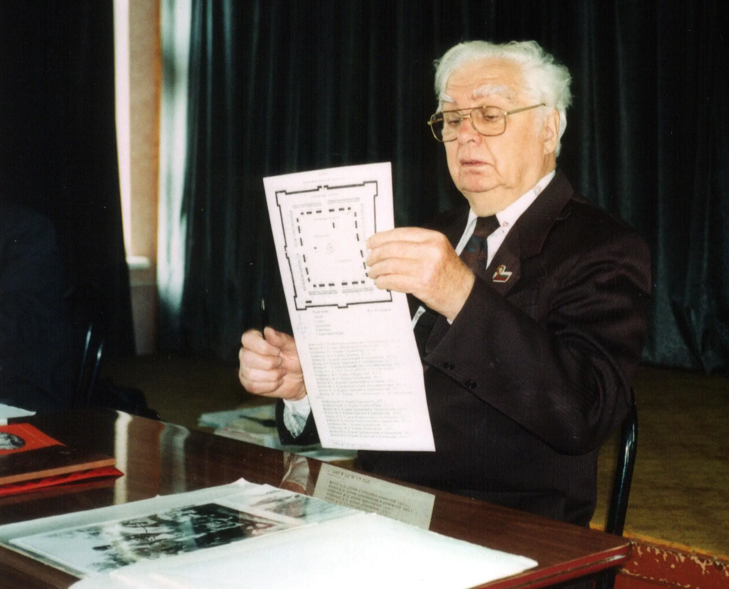 Писатель, краевед, историк В.А. Соловьев читает актовую лекцию для учащихся СОШ №44.