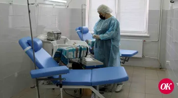 Педагоги передали отделению переливания крови Кропоткинской больницы кресла для доноров