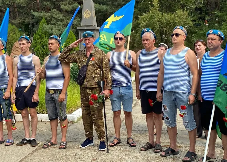 Сегодня в день воздушно-десантных войск к памятнику «дяди Васи» возложили цветы