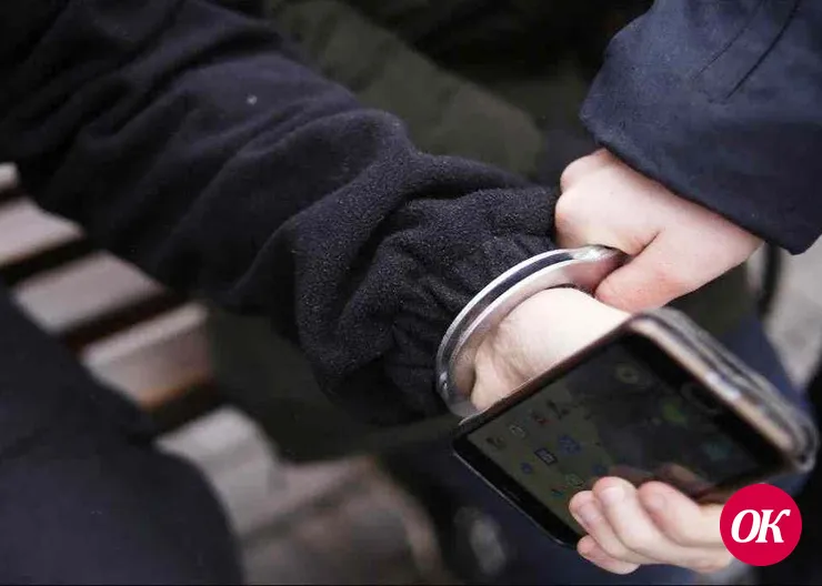 Сверстник воспользовался доверчивостью приятеля и прикарманил телефон