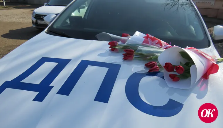 В Кавказском районе полицейские и общественники присоединились к ежегодной акции МВД «Цветы для автоледи»