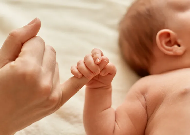 https://ognikubani.ru/wp-content/uploads/2023/03/faceless-mother-with-naked-baby-infant-holding-mommy-s-finger-mum-spending-time-with-her-tiny-child-on-light-background