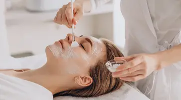 https://ognikubani.ru/wp-content/uploads/2023/03/cosmetologist-doing-face-treatment-and-applying-face-mask_1